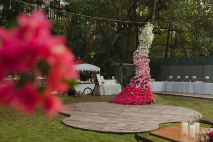 Photo-op and Floral detail — wedding decor — Casa Waters